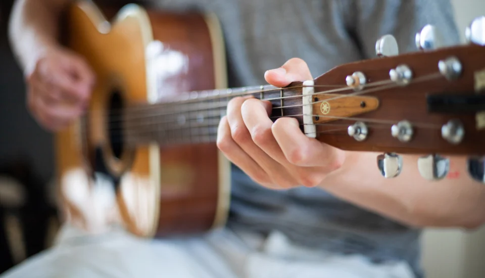 Spil guitar på Skrødstrup Efterskole