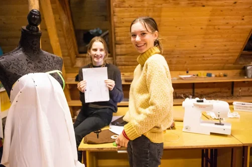 Kreative valgfag på Skrødstrup — strik, smykker og upcycle