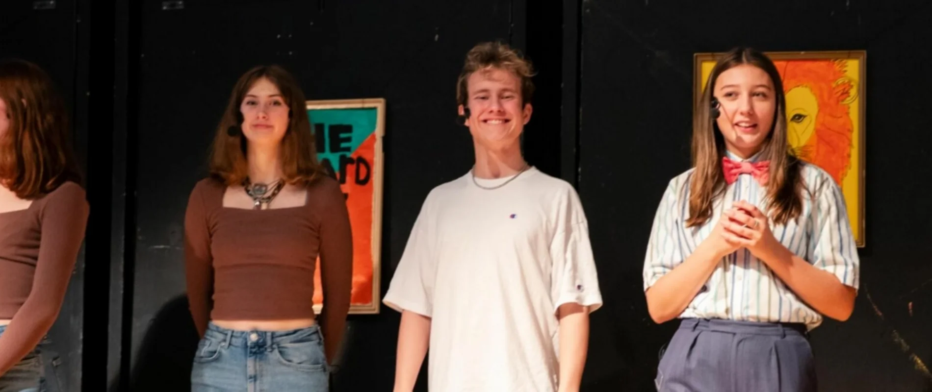 Performance som i-fag på Skrødstrup Efterskole — skuespil, musik og sang