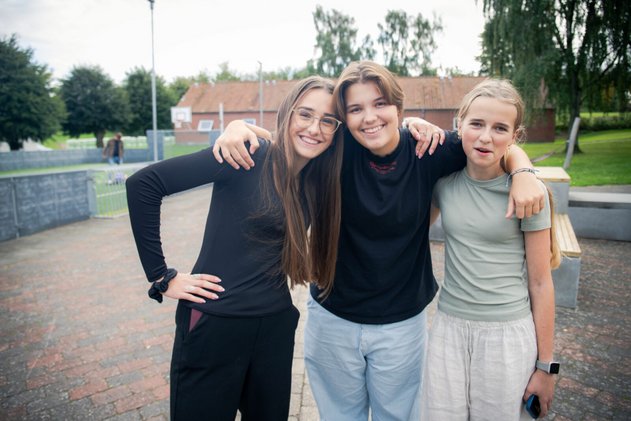 Tre smilende piger på Skrødstrup Efterskole