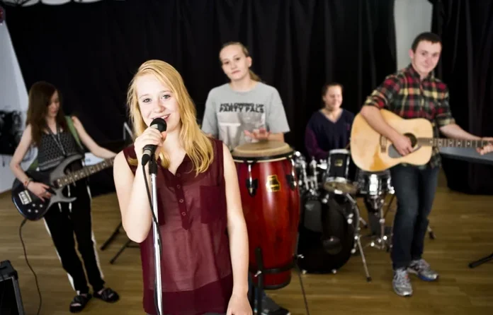 Band, der spiller musik på Skrødstrup Efterskole
