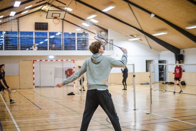 Badminton i hallen på Skrødstrup Efterskole