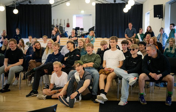 Elever på Skrødstrup Efterskole samlet i et lokale
